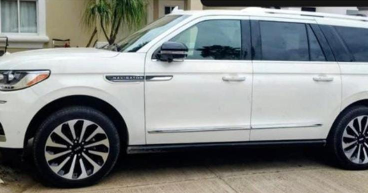 Camioneta Lincoln Blanca abandonada con cartuchos útiles - Culiacán, Sinaloa