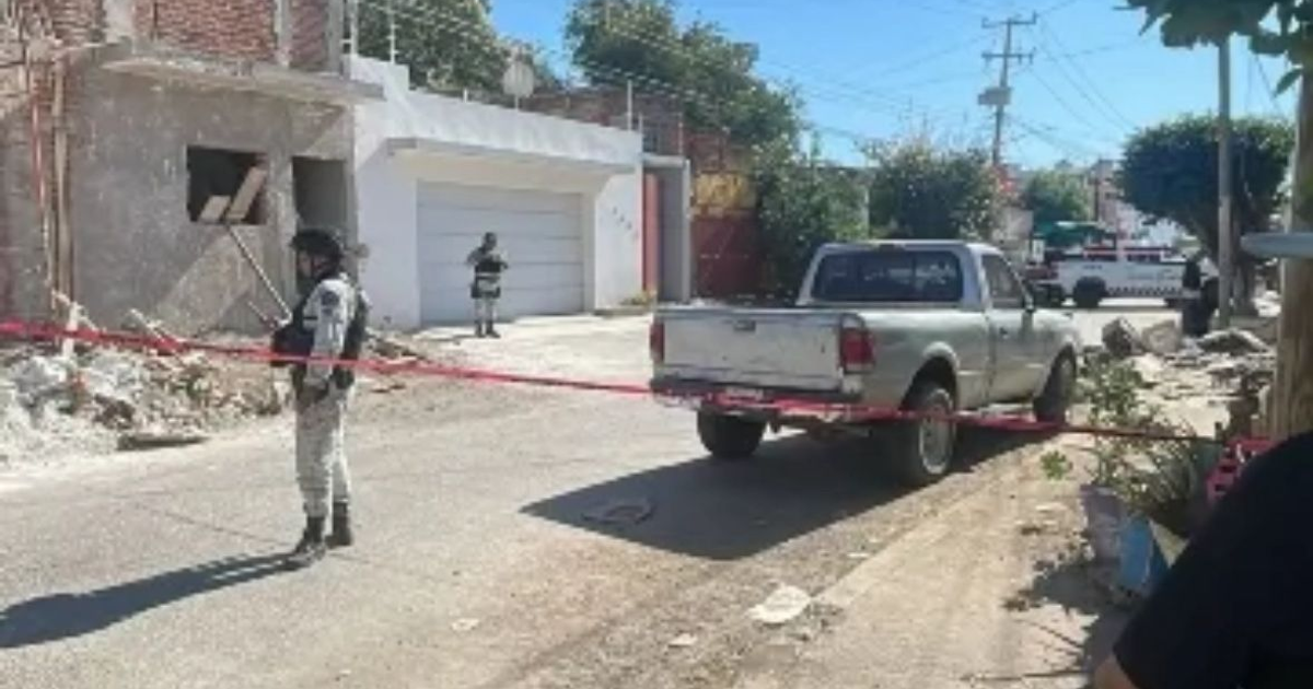 Escena policial con un pickup y hombre uniformado en Culiacán tras un tiroteo