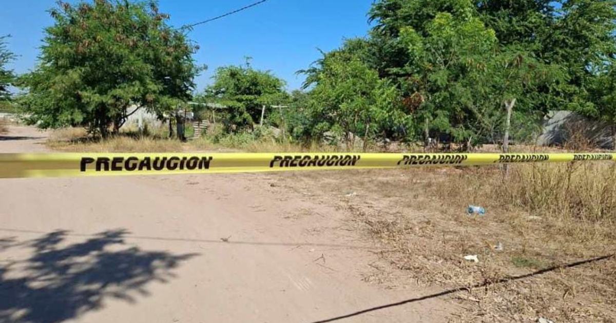 Cinta amarilla de precaución delimitando un área desértica, sugiriendo peligro o lugar de crimen en Las Coloradas, Culiacán.