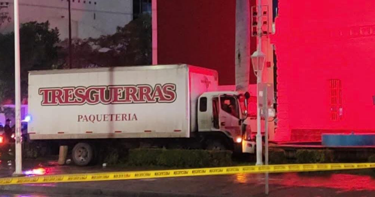 Camión de Tresguerras Paquetería en área acordonada con luces rojas de emergencia