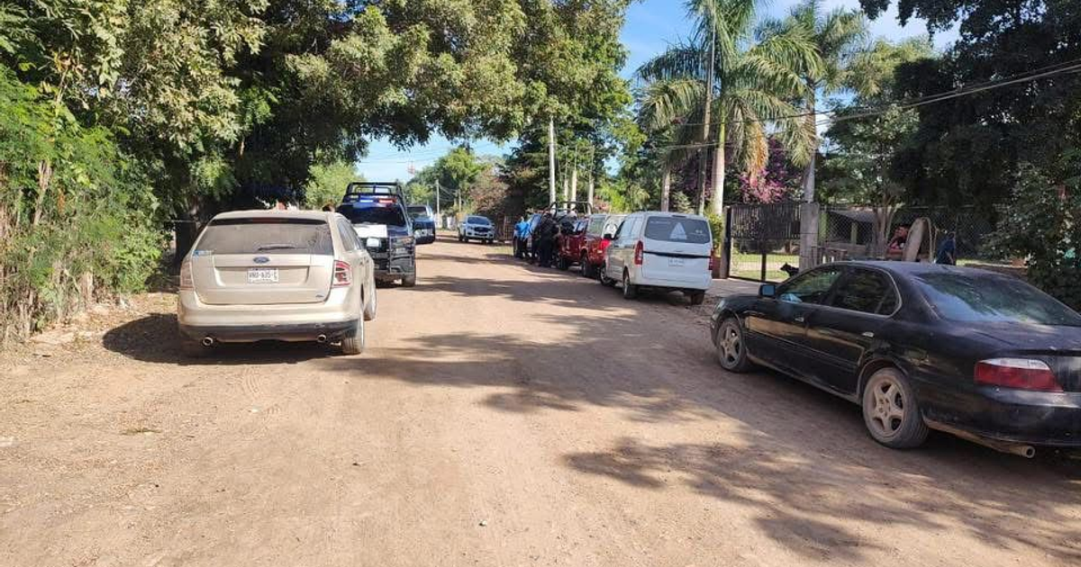 Calle de terracería con vehículos alineados en Ranchito de Castro, Guasave, donde ocurrió un incidente.