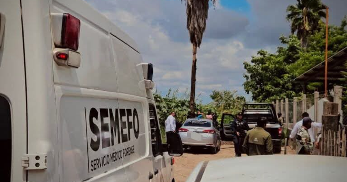 Vehículo del SEMEFO durante investigación forense en un área rural, Colonia Amistad, Culiacán.