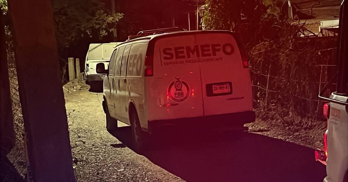 Furgoneta forense del SEMEFO nocturna en Culiacán tras un asesinato en Los Alamitos