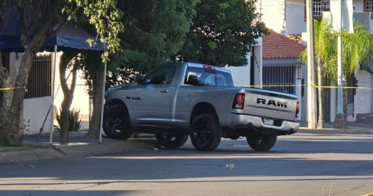 Imagen de una camioneta Ram plateada estacionada en una acera, relacionada con un incidente en Culiacán donde una mujer fue baleada