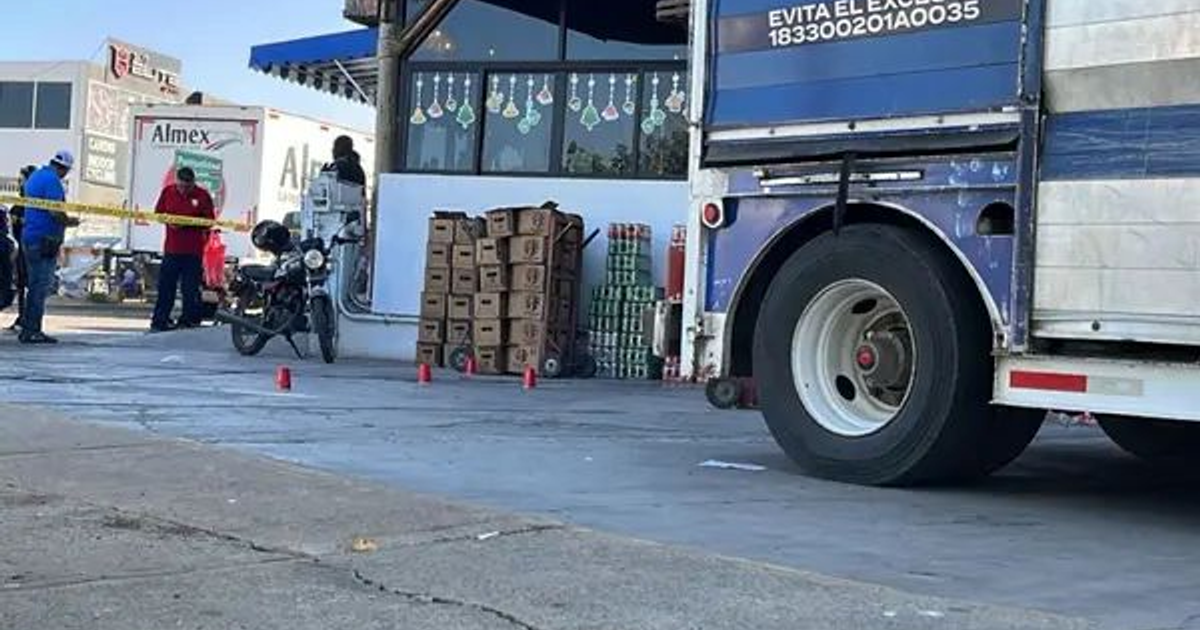 Foto de un camión de transporte y cinta amarilla en sitio del atentado en Valle Alto