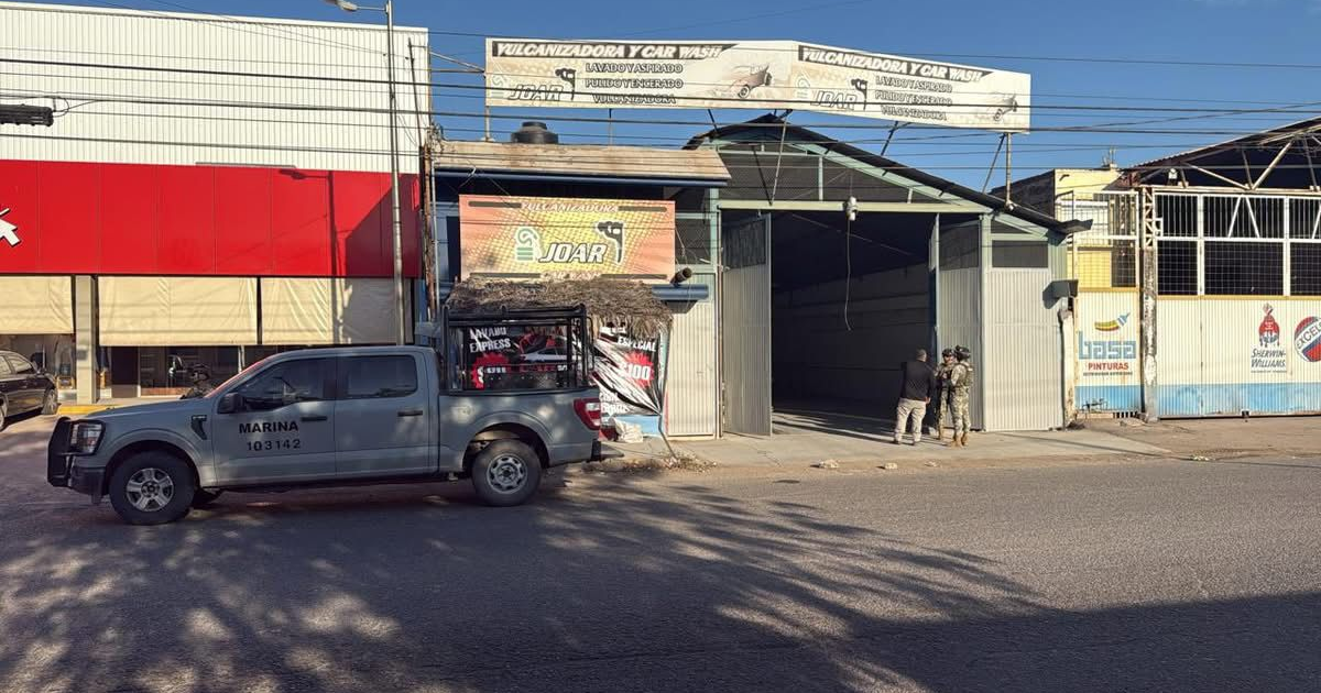 Camioneta de la Marina en la escena de un ataque a balazos en Culiacán, frente a un edificio con el letrero JOAR.