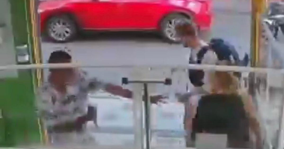 Cámara de seguridad captura intento de asalto a turistas en Colombia