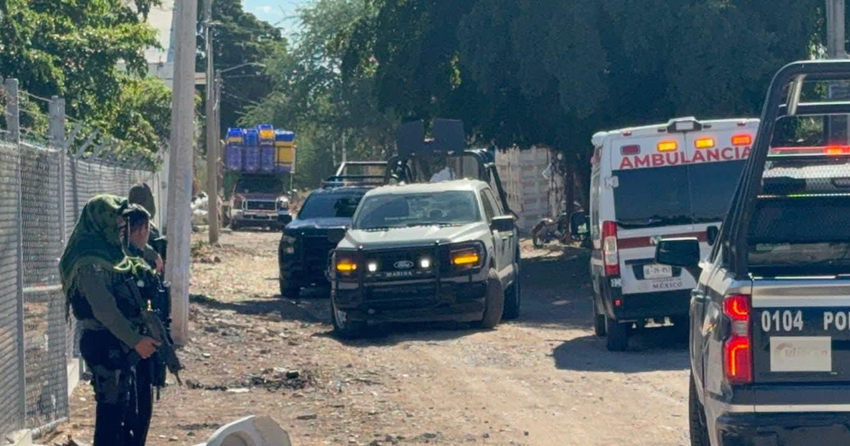 Escena de emergencia en Culiacán tras un ataque armado, con vehículos de emergencia y personal armado.