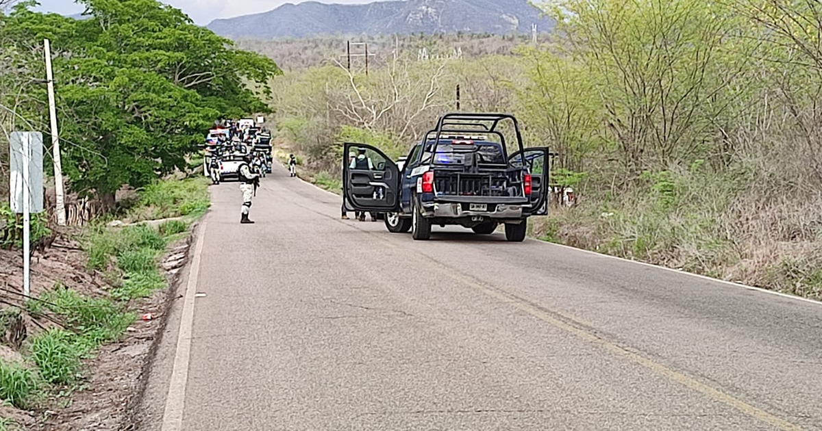 Carretera en San Ignacio con una camioneta abierta y elementos de seguridad tras un ataque armado.