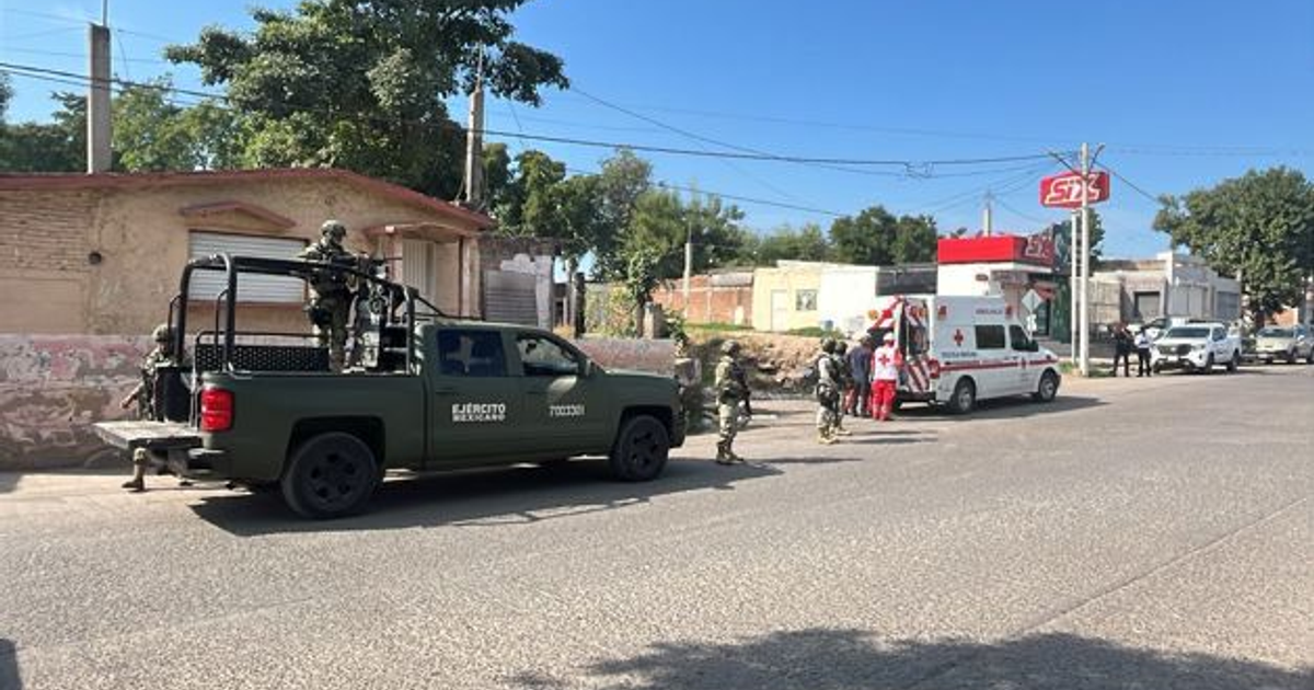 Soldados del Ejército Mexicano y vehículo militar en una calle urbana tras un ataque armado en Culiacán.