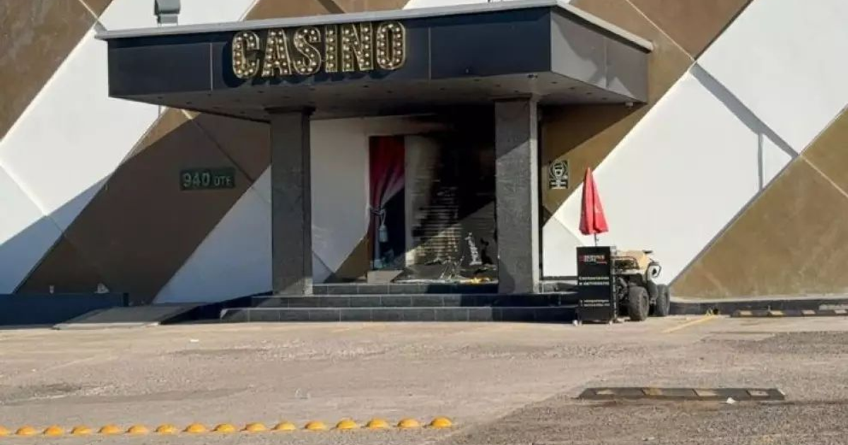 Fachada del casino ubicado en Neptuno y Calzada de las Américas, Culiacán, decorado en blanco y dorado.