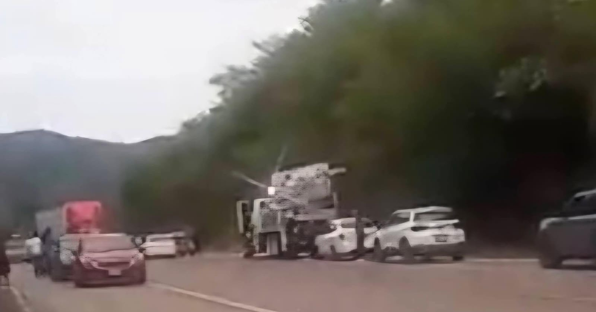 Vehículos estacionados en la supercarretera Mazatlán–Durango tras un incidente de seguridad, observados contra un fondo montañoso en un día nublado.