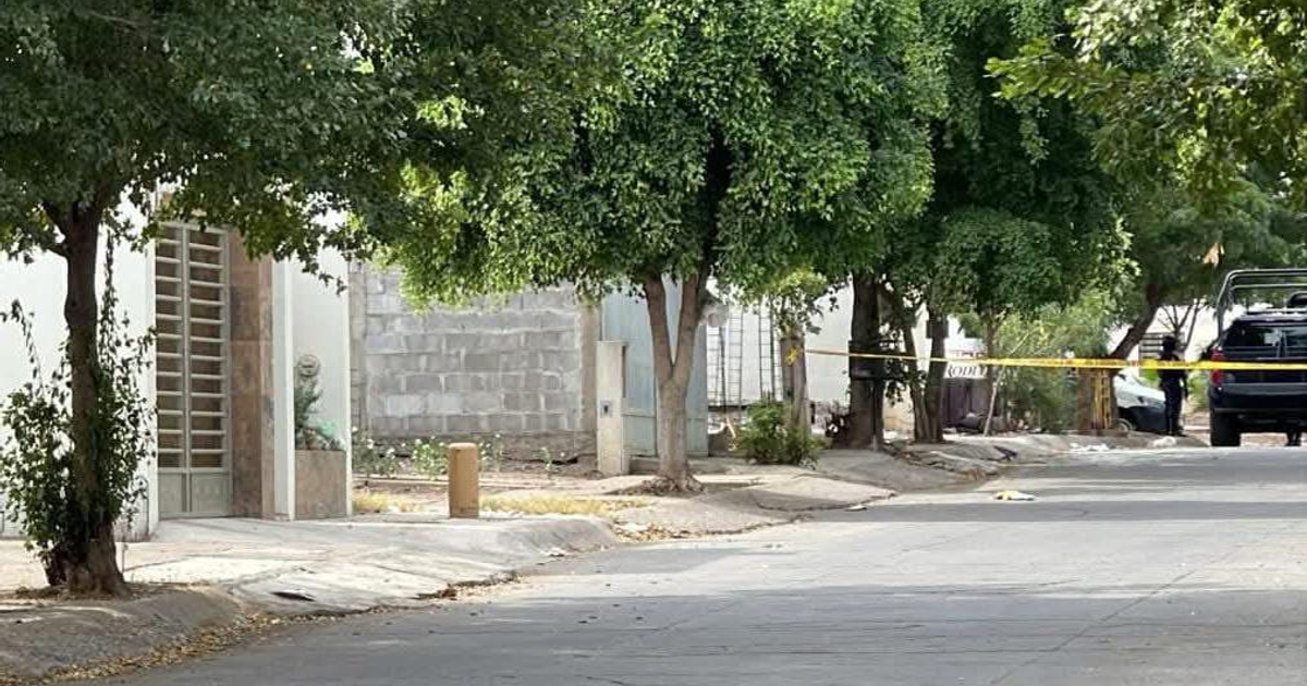Calle en Culiacán post-ataque armado con vehículo y cintas de advertencia visibles