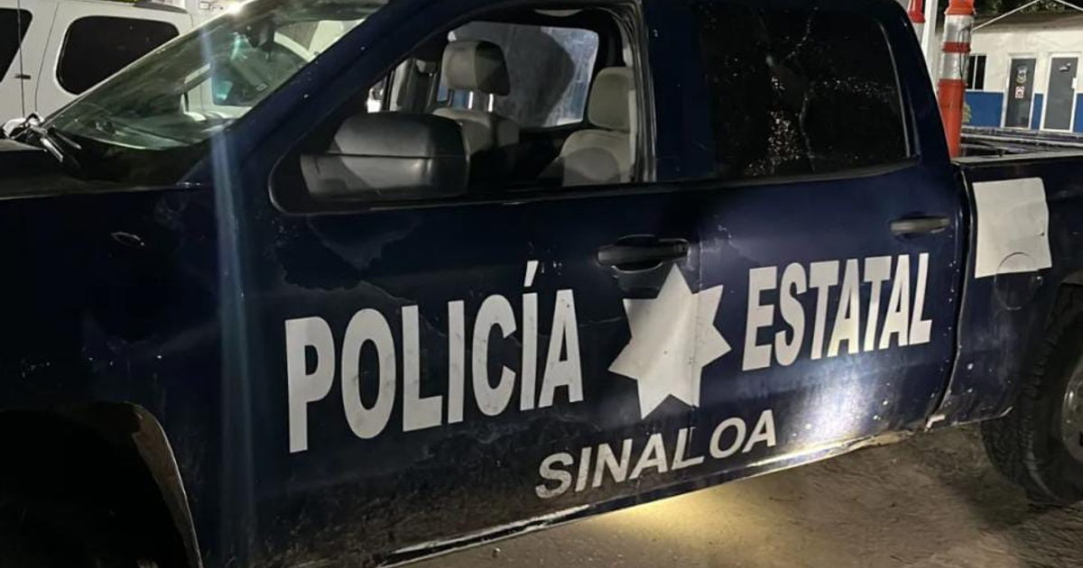 Camioneta de la policía estatal de Sinaloa de noche con luces brillantes