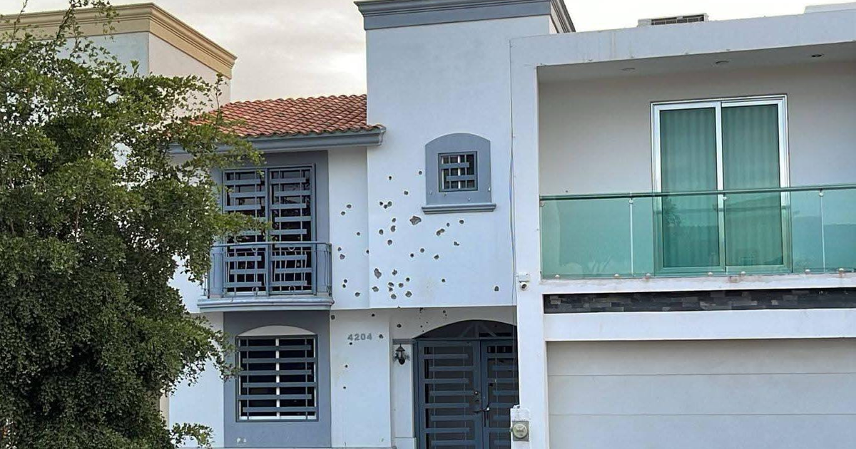 Foto de una casa blanca en Porta Fé con marcas de balas tras ataque armado