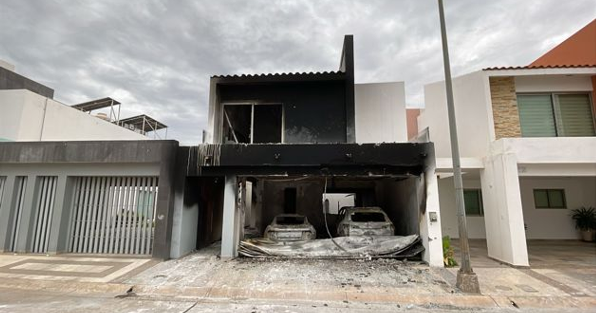 Casa dañada por fuego con vehículos quemados en Culiacán, Sinaloa.