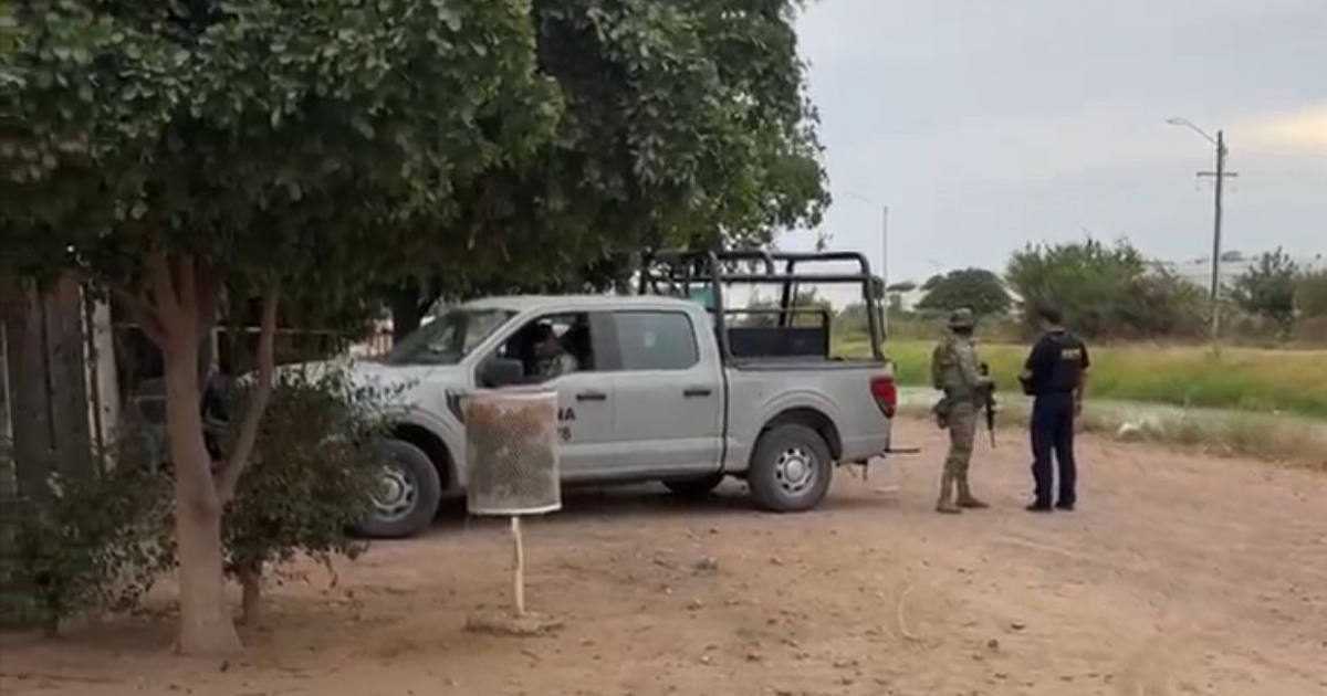 Vehículo pickup gris en intervención militar en Sinaloa, México.