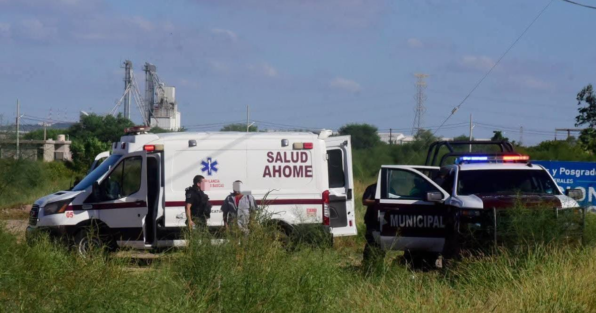 Ambulancia de 'SALUD AHOME' y coche policial en intervención en Ahome, Sinaloa