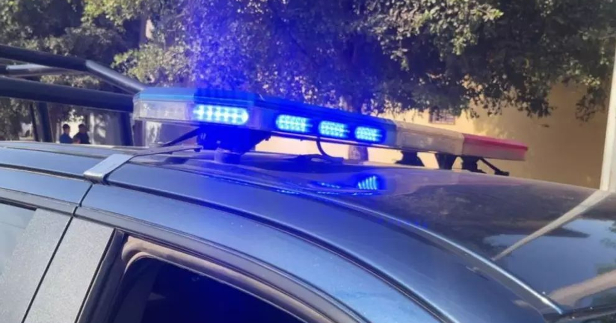 Techo de coche policial con luces azules y rojas en Culiacán
