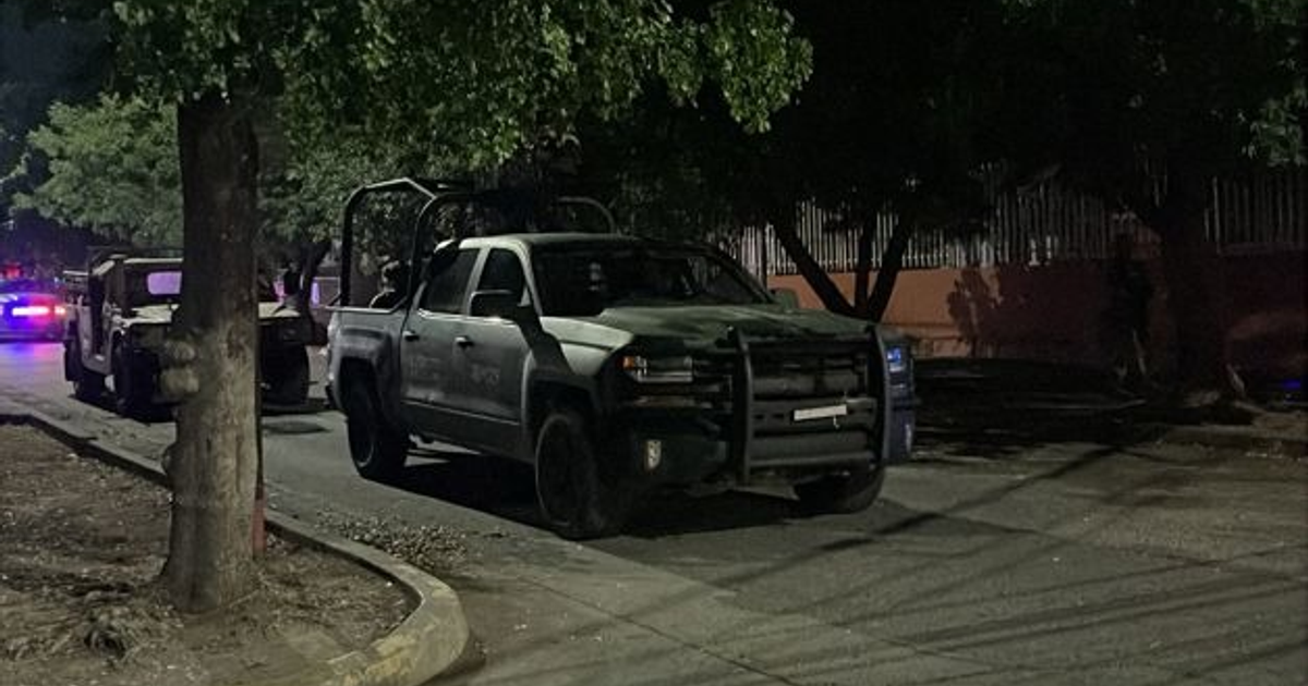 Vehículo todoterreno gris oscuro y Humvee en operativo policial en Culiacán con luces de emergencia.
