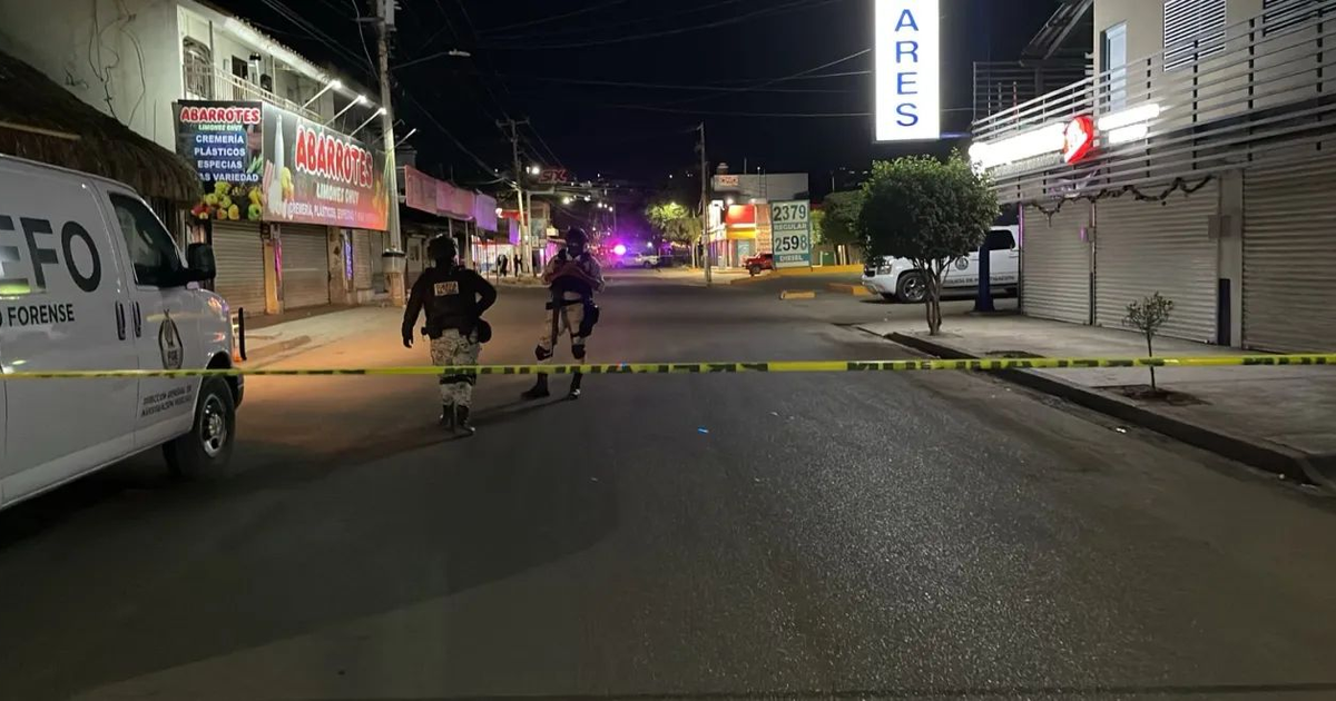 Calle de Culiacán con furgoneta forense y cinta de advertencia tras un ataque.