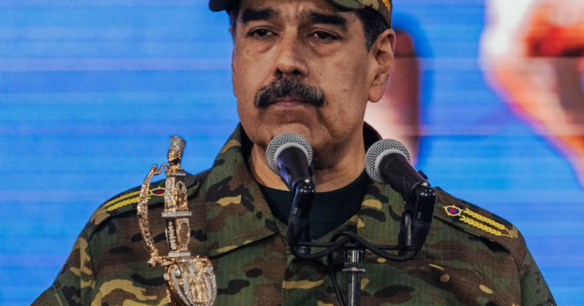 Oficial militar hablando sobre operaciones en Venezuela, vestido de camuflaje y con micrófonos adelante.