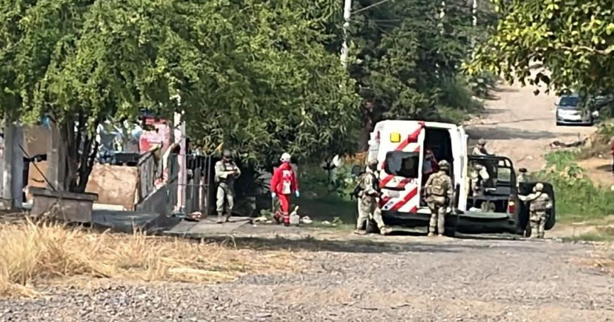 Personal de seguridad y ambulancia en Culiacán después de incidentes armados