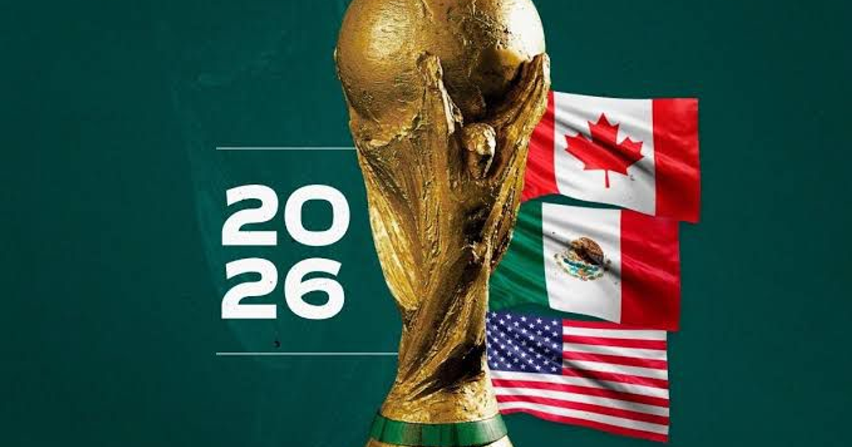 Trofeo de la Copa Mundial FIFA 2026 con banderas de Canadá, México y Estados Unidos en fondo verde.