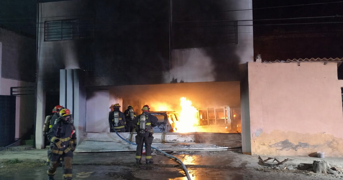Bomberos combaten llamas en Culiacán durante incendio provocado