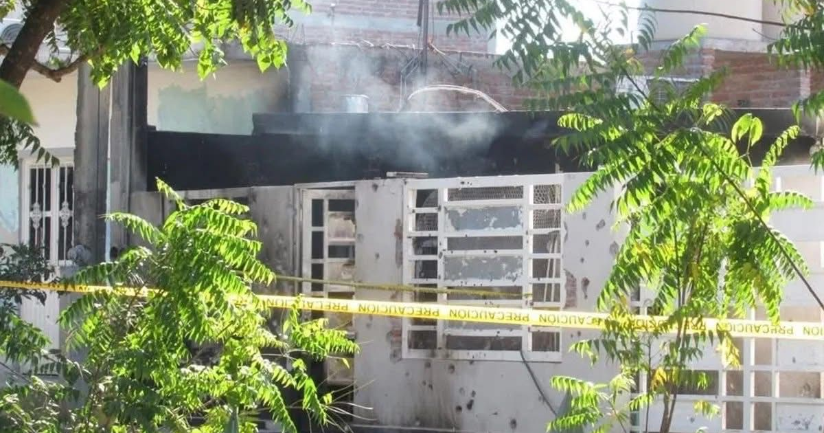 Imagen de un edificio en Mazatlán con daños significativos y humo, tras un incidente con explosivos.