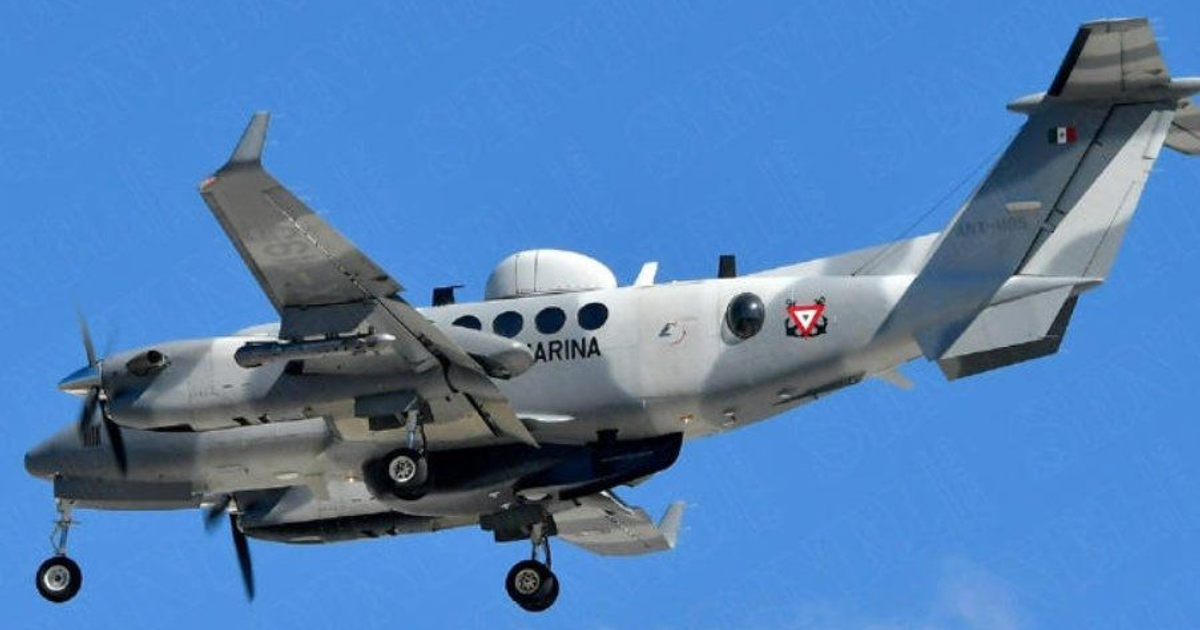 Avión de la Marina Mexicana sobrevuela cielo azul, Beechcraft Super King Air, relacionado con el desplome en Galveston.