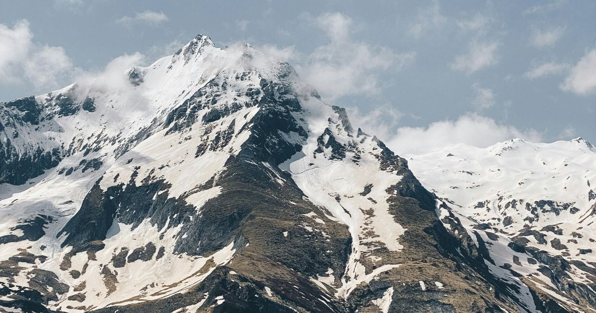 Vista aérea de las montañas nevadas de los Pirineos francesas cerca de Saint-Girons con nubes en el cielo.