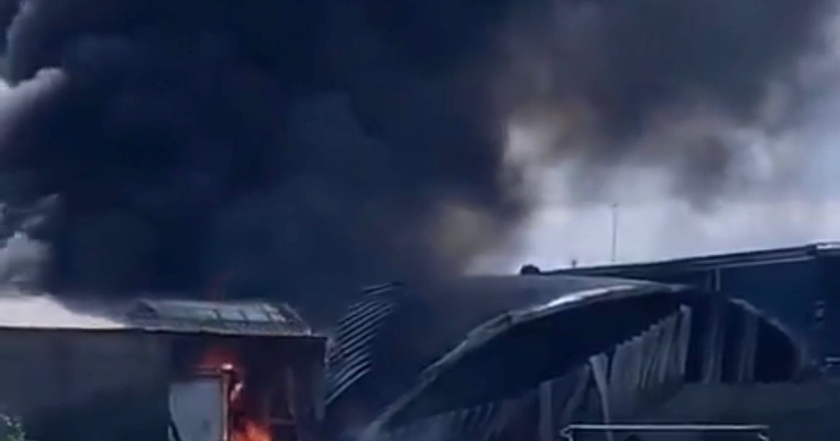 Edificio en llamas con humo negro tras la caída de una avioneta en Toluca