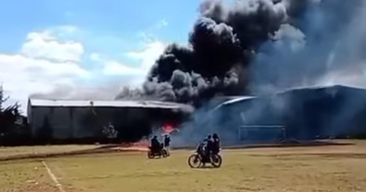 Incendio y humo denso tras desplome de avión en Toluca con motociclistas observando