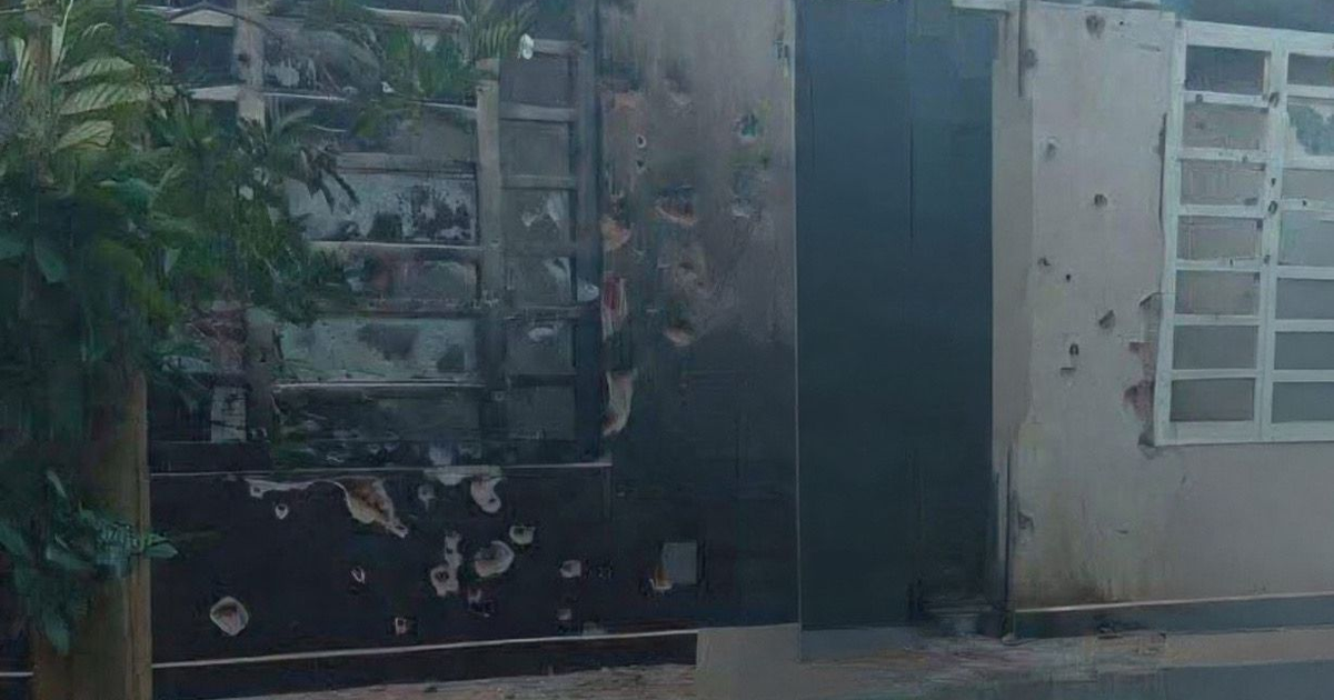 Pared con marcas de impacto y vegetación en Villa Unión