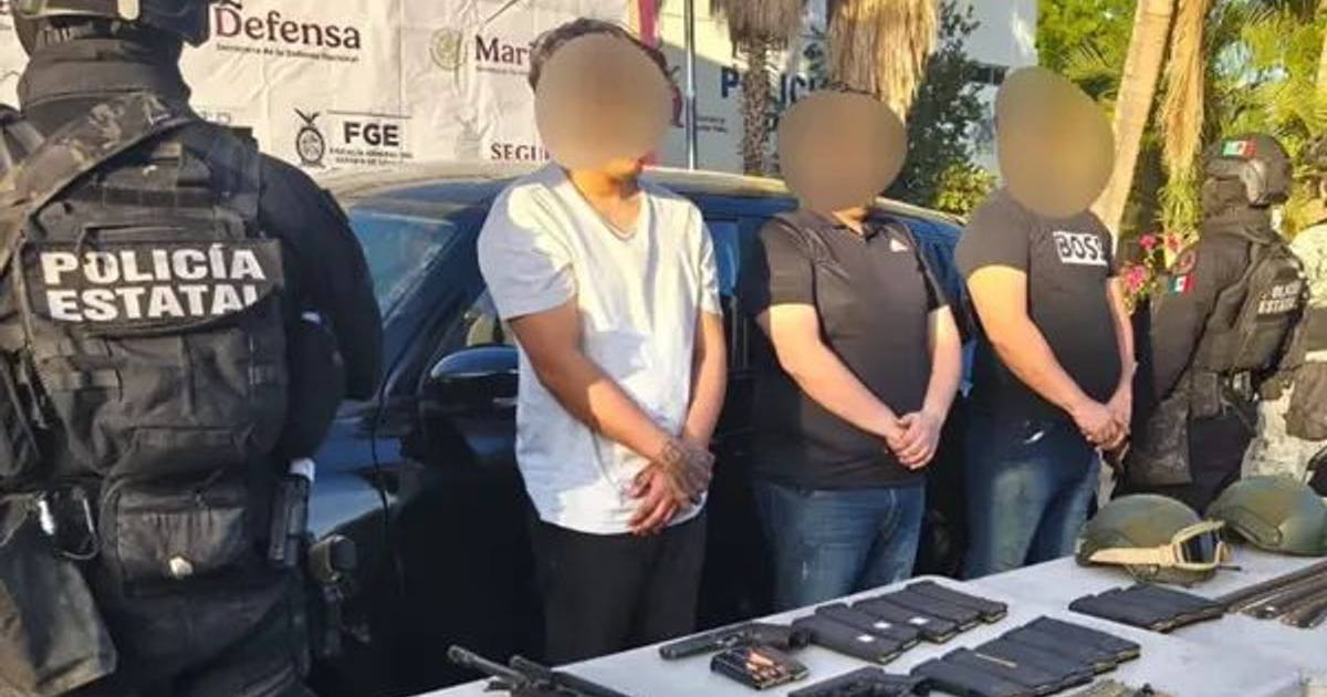 Detenidos tras balacera en Culiacán escoltados por seguridad, armas confiscadas sobre la mesa