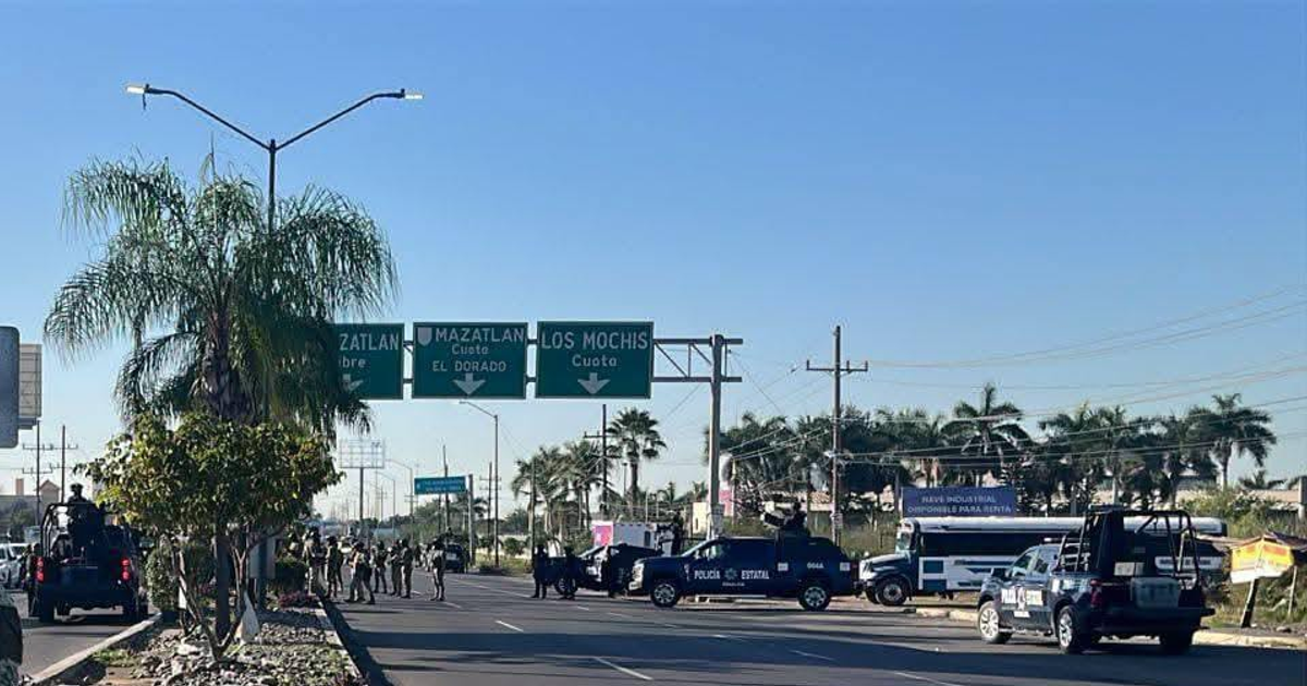 Operativo de seguridad con vehículos militares en carretera hacia Mazatlán-Los Mochis