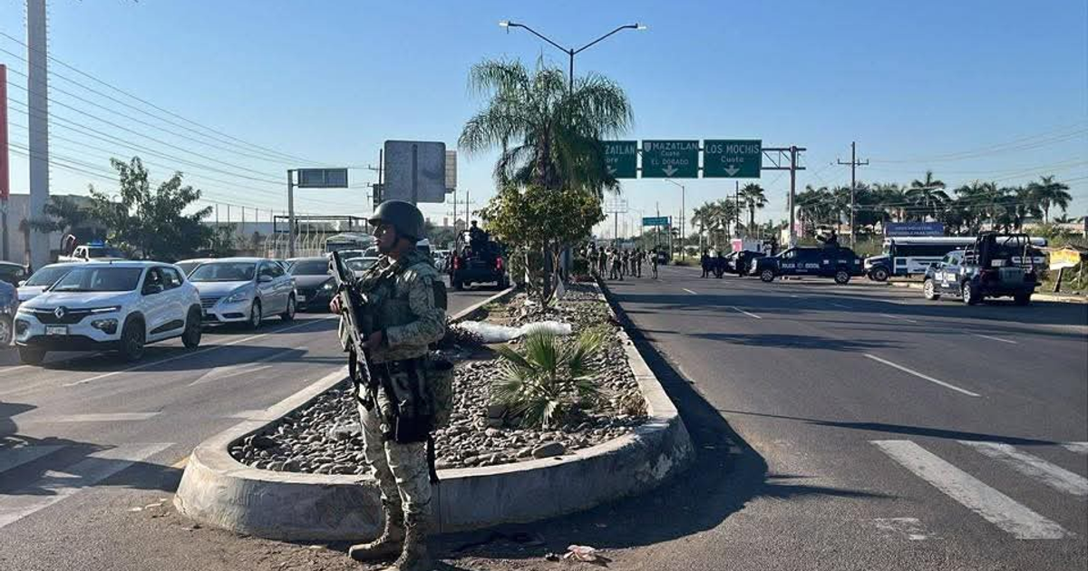 Soldado armado y vehículos en operativo sobre bulevar Jesús Kumate en Culiacán