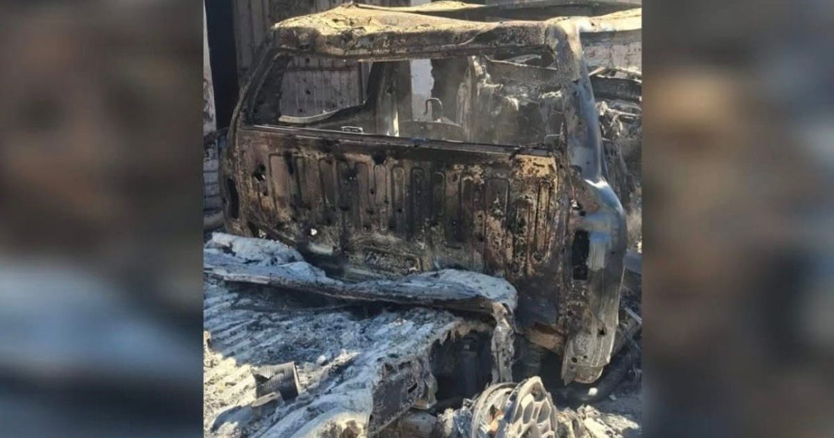 Vehículo carbonizado con partes expuestas tras incendio en Escuinapa, Sinaloa