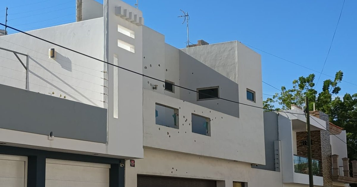 Fachada de edificio contemporáneo en Culiacán con daños de bala, sucedidos el 2 de diciembre de 2025.