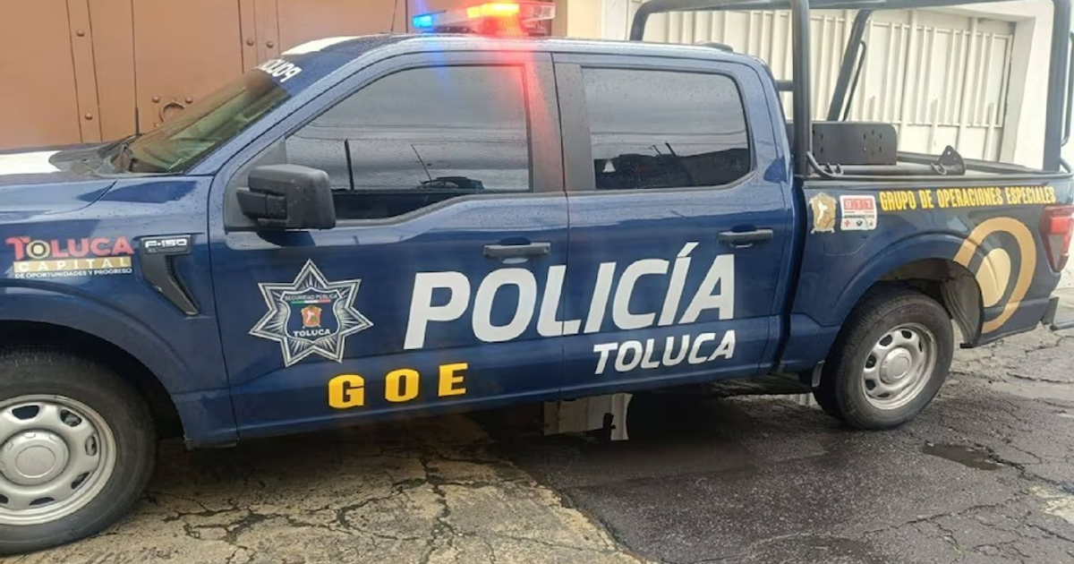 Camioneta de policía de Toluca con luces de emergencia encendidas, relacionada con reciente incidente de violencia infantil.