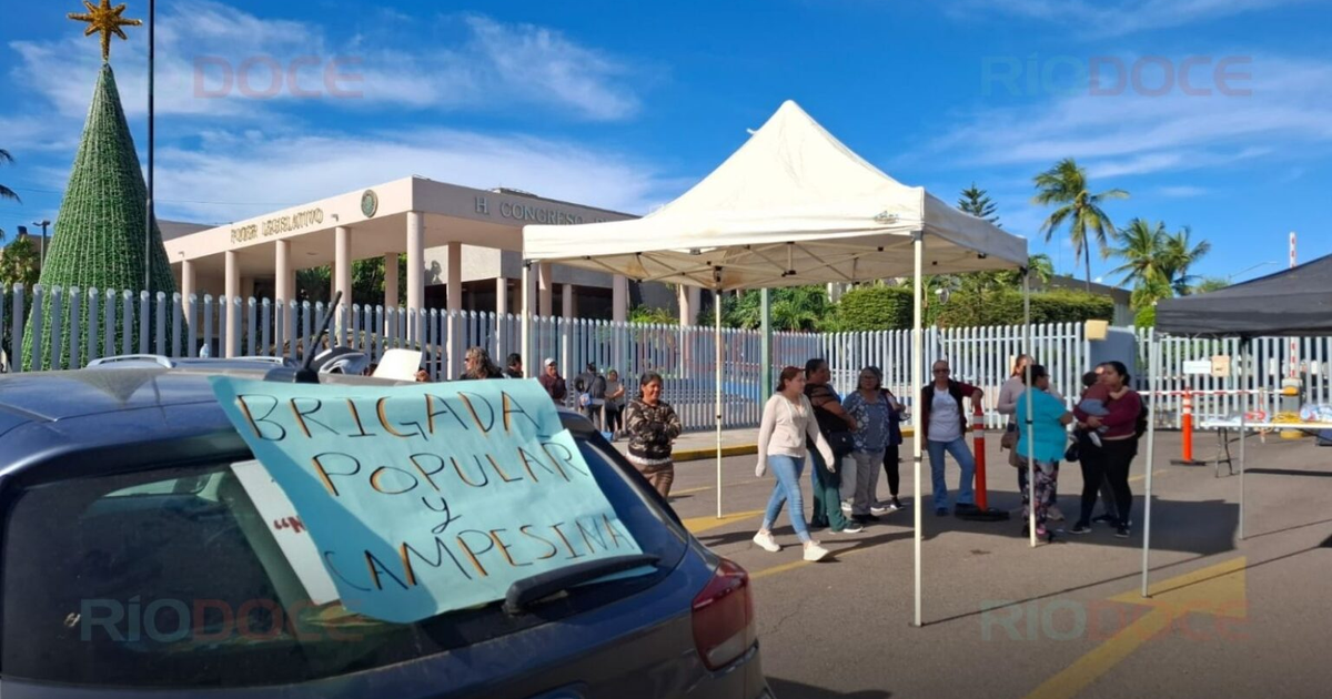 Manifestación al aire libre en Culiacán con cartel de 'BRIGADA POPULAR Y CAMPESINA' y Congreso del Estado al fondo.