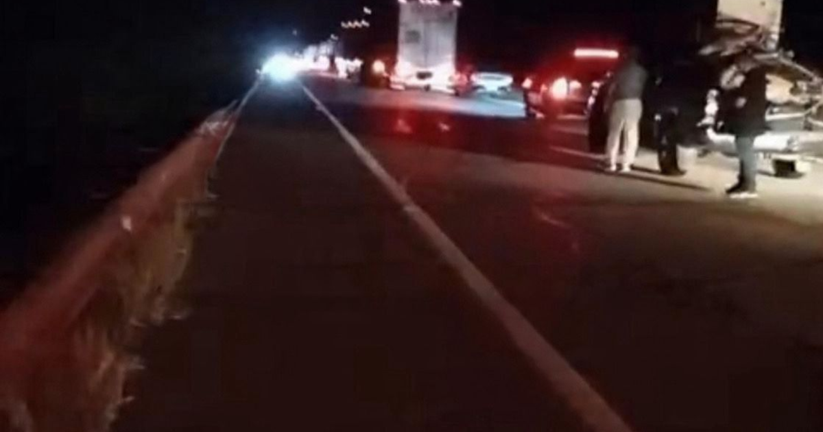 Camino con vehículos detenidos y luces, bloqueo en autopista Tepic-Mazatlán