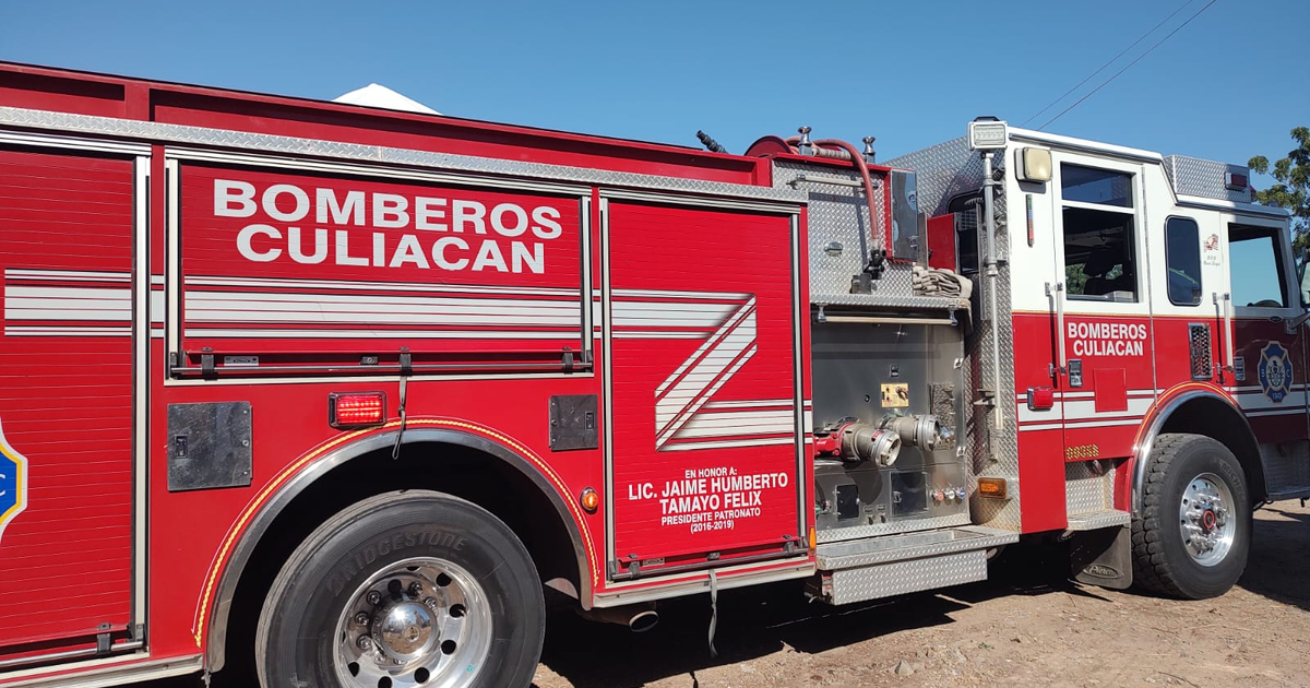 Camión de bomberos rojo de Culiacán con cielo claro de fondo