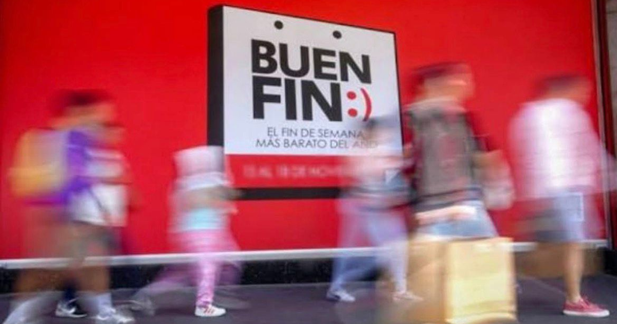 Personas caminando ante un cartel del Buen Fin 2025