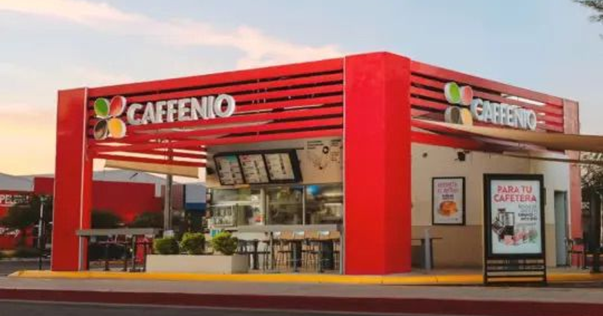 Fachada moderna de la sucursal Caffenio en El Fuerte con sillas al exterior y luz de atardecer.