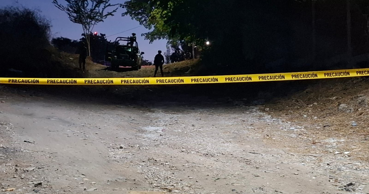 Camino acordonado en Culiacán por cinta 'PRECAUCIÓN', investigación en curso al atardecer