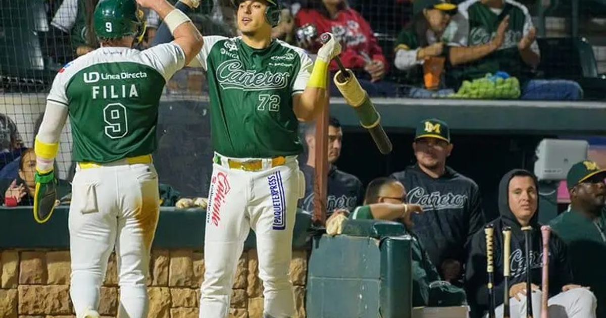 Jugadores de Cañeros de Los Mochis en el dugout durante la victoria ante Jaguares de Nayarit, diciembre 2025.