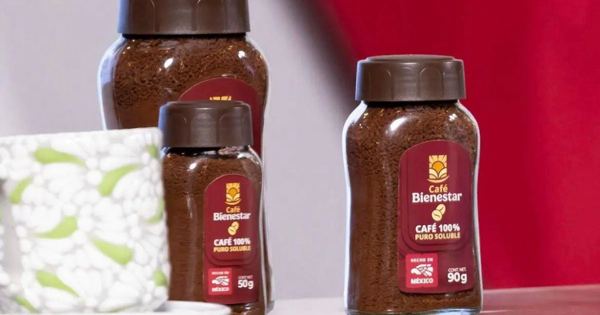 Tres frascos de diferentes tamaños de Café Bienestar frente a un fondo rojo, junto a una taza decorada.