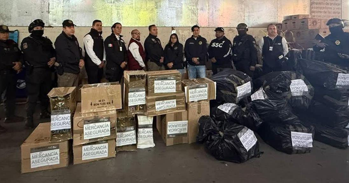 Agentes de seguridad frente a mercancía asegurada en bodega, decomiso de cajetillas falsas en CDMX